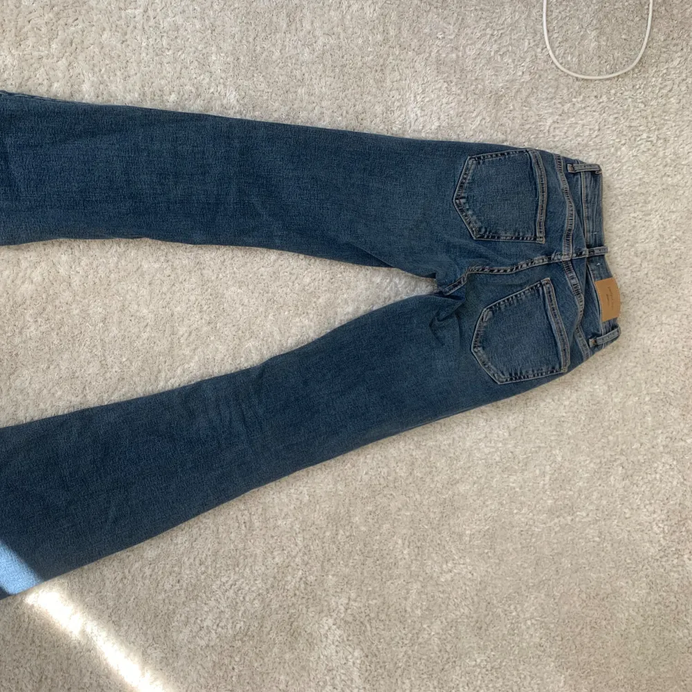 Hej säljer dessa jätte fina jeans. Använd ett par gånger med säljer den då det har blivit lite för korta för mig. Tror jag köpte de för 500kr på Gina i butik. Men pris kan diskuteras🫶🏼. Jeans & Byxor.