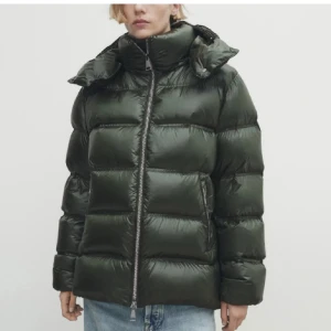 Massimo dutti jacka - Skit snygg och trendig jacka använd varsamt under en vinter. Jätte snygg grön färg som är glansig. Säljer för att jag ej använder den längre. Skriv privat för mer bilder!💘