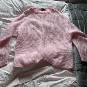 Rosa stickad tröja  - Från Sand, i nyskick Köpt för 1300kr