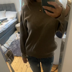 Stickad tröja - Såå mysig stickad tröja från Barbour!!!🥰🥰🥰Material: 100 % lammull🫶Skulle säga storlek S! Inte stickig eller liknande! Färgen är mörkbeige/brun. Den har dock ett litet hål på undersidan av vänster arm längst ner!❌❌