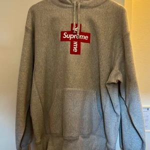 Supreme Cross Box Logo - Säljer en riktigt Nice Supreme hoodie i den snyggaste färgen enligt mig! Denna släpptes 2020 och värdet kommer bara öka med tiden. Jag har testat den 1 gång så skicket är 9.5/10. Självklart är den äkta och kvitto finns :D mvh