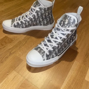 Dior B23 High  - Jag säljer dessa skor eftersom dom passar inte mig. Jag har använt dom bara några gånger så dom är ganska nya. 