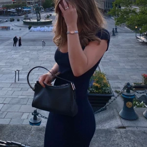 Ribbad klänning - Mörkblå ribbstickad klänning från Gina Tricot. Använd 3 gånger och är som ny🥰