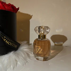 I Do Eau de Parfum - Säljer en lyxig parfymflaska från Rebecca Stella med namnet 'I Do'. Flaskan har en elegant, facetterad design med en klar kristalliknande kork. Parfymen har en varm, gyllene färg och kommer i en stilren förpackning. Perfekt för speciella tillfällen eller som en fin present.  Parfymen är endast testad. Ord pris 695 