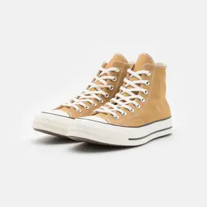 Höga converse sneakers i färgen ”toadstool tan/egret/black”💛 strl 39.5 Helt oanvända Nypris 1075 kr