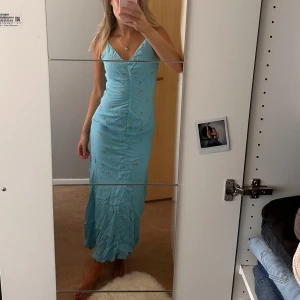 Adoptera klänning - Prislappen är fortfarande på! Så aldrig använd. Lite skrynklig men så fin!!