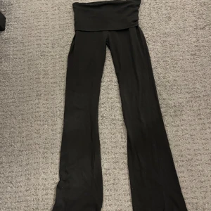 Ett par yoga pants från Gina Tricot barnavdelningen i strl 158/164 - Skicket är bra de kan vara lite söndertrampade men inget man tänker på, det har blivit ett hål i rumpan som är igensytt som man knappt ser💕
