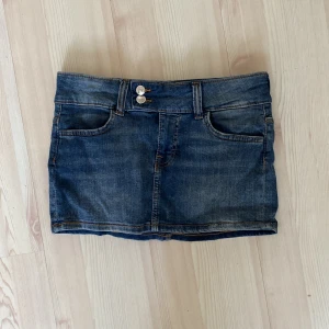 Jeanskjol från Divided - Säljer en snygg jeanskjol från H&M,storlek 36/S