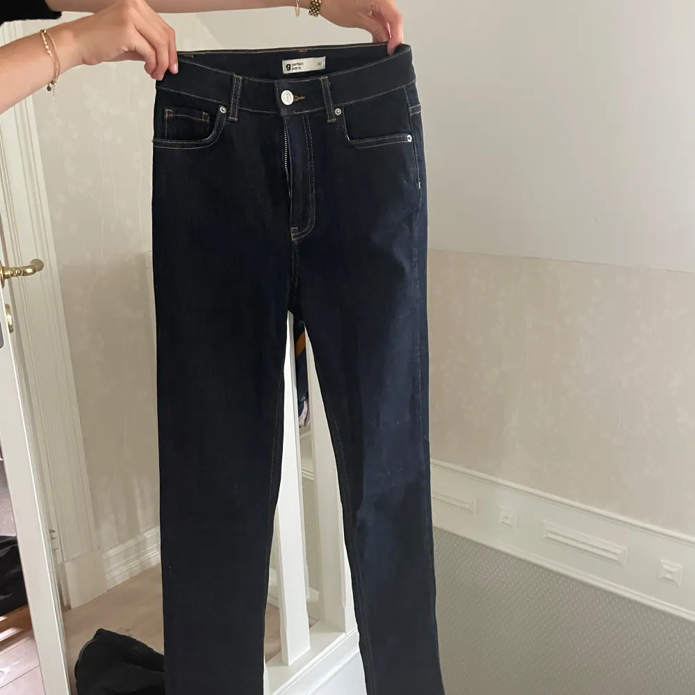 Jättefina jeans som är i väldigt bra skick! Använd bara några gånger! Köpt för 500. Jättesnygga att vika ner så de blir lite mer lågmidjade. Pris går att diskuteras ❤️. Jeans & Byxor.