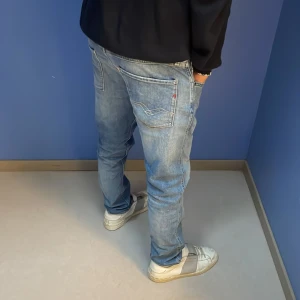 Replay jeans - Säljer ett par feta Replay jeans i ljusblå färg👖Storlek: 31/34 | Skick: 9/10 | Pris: 599 kr | Modellen på bilden är 185 för referens | Skriv vid minsta fundering!🤙