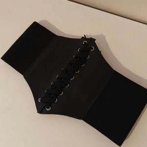 Korsettbälte/midjeskärp svart  - Korsettbälte/midjeskärp med kardborrband på baksidan I bra skick   Säljer åt min syster där djur finns i hemmet #korsettbälte #midjeskärp