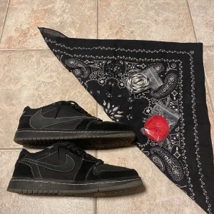 Travis Scott Jordan dunks - Använd fåtal gånger. Skick 8/10. Du får med bandana, crease skydd och två par extra skosnören. Pris går att diskutera. Storlek 44 men passar 43 också.