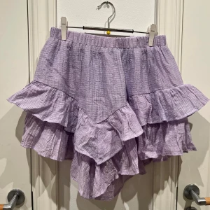 Lila skort - Flowing och skön, ny med prislapp!