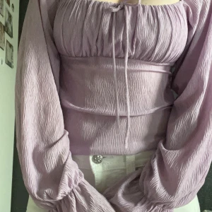 Ljuslila blus - En underbar blus från Gina som inte säljs längre men som är i underbart skick, det står storlek S men skulle mer säga att den passar xs-s, perfekt nu till hösten💜Om ni vill ha bilder eller information kan ni kontakta oss, vid köp postar vi nästa dag🎀