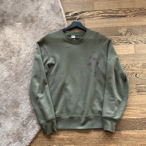 Långärmad tröja  - Säljer en långärmad tröja med tryck.