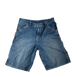 Jeansshorts från Urban Pipeline - Säljer ett par snygga jeansshorts från Urban Pipeline. De är i en klassisk blå färg och har en loose passform som är perfekt för sommaren. Shortsen har flera fickor både fram och bak, vilket gör dem praktiska för vardagsbruk. De är i bra skick och redo för en ny ägare!