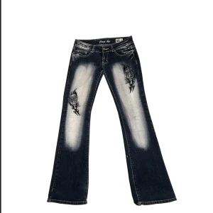 Lowwaist bootcut crazy age jeans - super coola crazy age jeans, lowrise och bootcut, bra skick, 38 cm rakt över i midjan, 83 cm innerben, 101 ytterben   skriv vid fler frågor Använd gärna köp nu