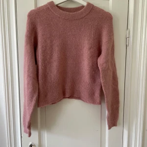 Stickad tröja - Rosa stickad tröja från Lindex i storlek xs. Tröjan är använd men i fint skick och innehåller bla ull och alpacka. 
