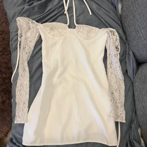 Vit klänning - Super fin och speciell vit kort klänning.  Aldrig använd. 