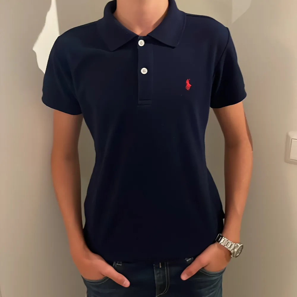 Hej! Säljer en pike från Ralph Lauren Då den blir för liten och bara ligger i garderoben. Den är stl 10-13 år = 150-162 cm lång. Snygg tröja med bra höst färger. Nypris ligger på 1200kr ish och mitt pris är 650kr Hör av vid frågor. Ha det gott. T-shirts.