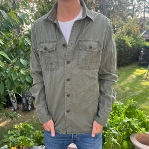 Blue ridge overshirt - Sjukt fet blue ridge overshirt till salu! Den är storlek M och är true to size. Väldigt snygg olivgrön färg med två fickor på brösten. Tveka inte på att höra av er!🤩