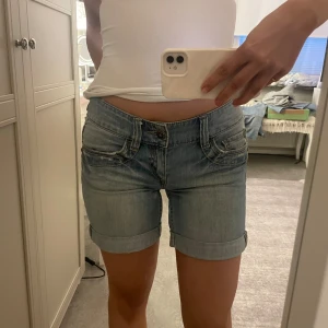 Lågmidjade shorts  - Säljer dessa as snygga lågmidjade shortsen som jag hade tänkt klippa kortare men aldrig fått tid. Skriv vid funderingar !