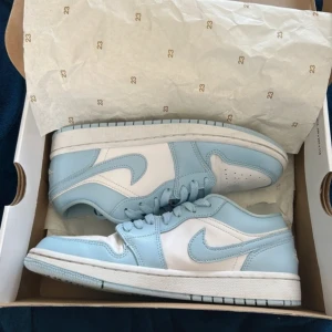 Jordan 1 low ice blue - Säljer dessa jordan 1 low ice blue, då jag har andra skor i intresse. Köpte dessa från restock och kvittot finns! Dessa är i väldigt bra skick, använda fåtal gånger och har inga defekter! Storlek 42. Hör av dig vid intresse!