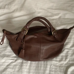 Skin väska - Säljer min jätte fina friis & company väska i skinn som tyvärr inte kommer till användning💕 skriv för mer info eller bilder💕