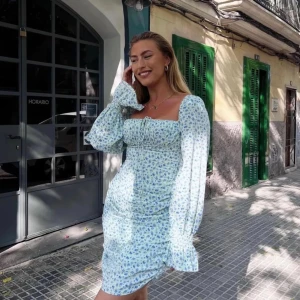 Adoore Capri dress 40 - Adoore Capri dress i strl. Använd fåtal gånger så fint skick! Liten i storleken och tajt i midjan. Längden kan justeras!🤩🩷