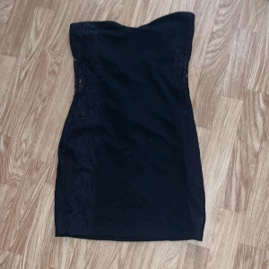 Offshoulder klänning - Svart fin klänning med spets på sidorna, perfekt till fina tillfällen, skönt material och sitter perfekt. Dragkedja i ryggen