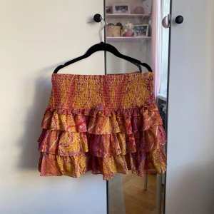 Kort mönstrad volangkjol Zara - Kort mönstrad multicolor kjol med volanger från zara 💗 Sjukt fin! Älskar denna men den har tyvärr blivit för liten. 