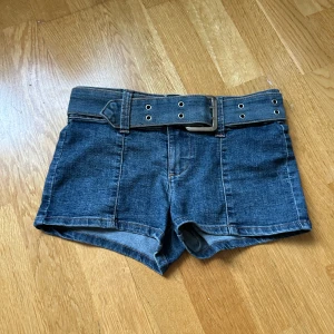 Jeans shorts - Shorts från H&M köpte för ungefär 2 år sen. Dom sitter tight o dom kommer me ett bälte som man kan ta av. Andvänder absolut inte så säljer dom ist🥰.  Har inget hål eller något sånt. Kp om frågor eller fler bilder💕💕