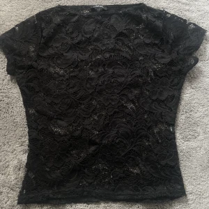 Spetstopp - Säljer denna svarta spetstopp från boohoo, tror inte den säljs längre. Skriv för fler bilder eller frågor🤍