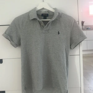 Ralph Lauren pike - Det är en Ralph Lauren pike i fint skick, inköpt på kidsbrandstore. Pris kan diskuteras vid snabb affär 