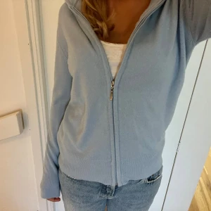 Superfin ljusblå stickad kofta🩵🩵 - Sjuuukt snygg och skön🩵🩵vet ej märket men liknar en softgoat kofta! Säljer bara vid bra bud!! 🌟🌟