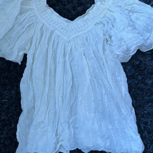 Luftig vit blus🤍🤍 - Väldigt somrig och skön🤍