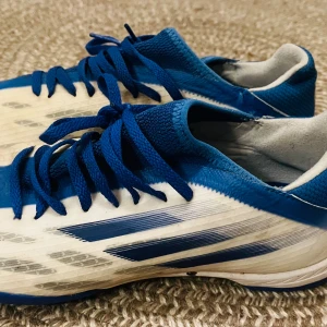 Fotbollsskor grus Adidas, 43 1/3 - Säljer ett par fotbollsskor för grus. Fint skick! 10/10. 