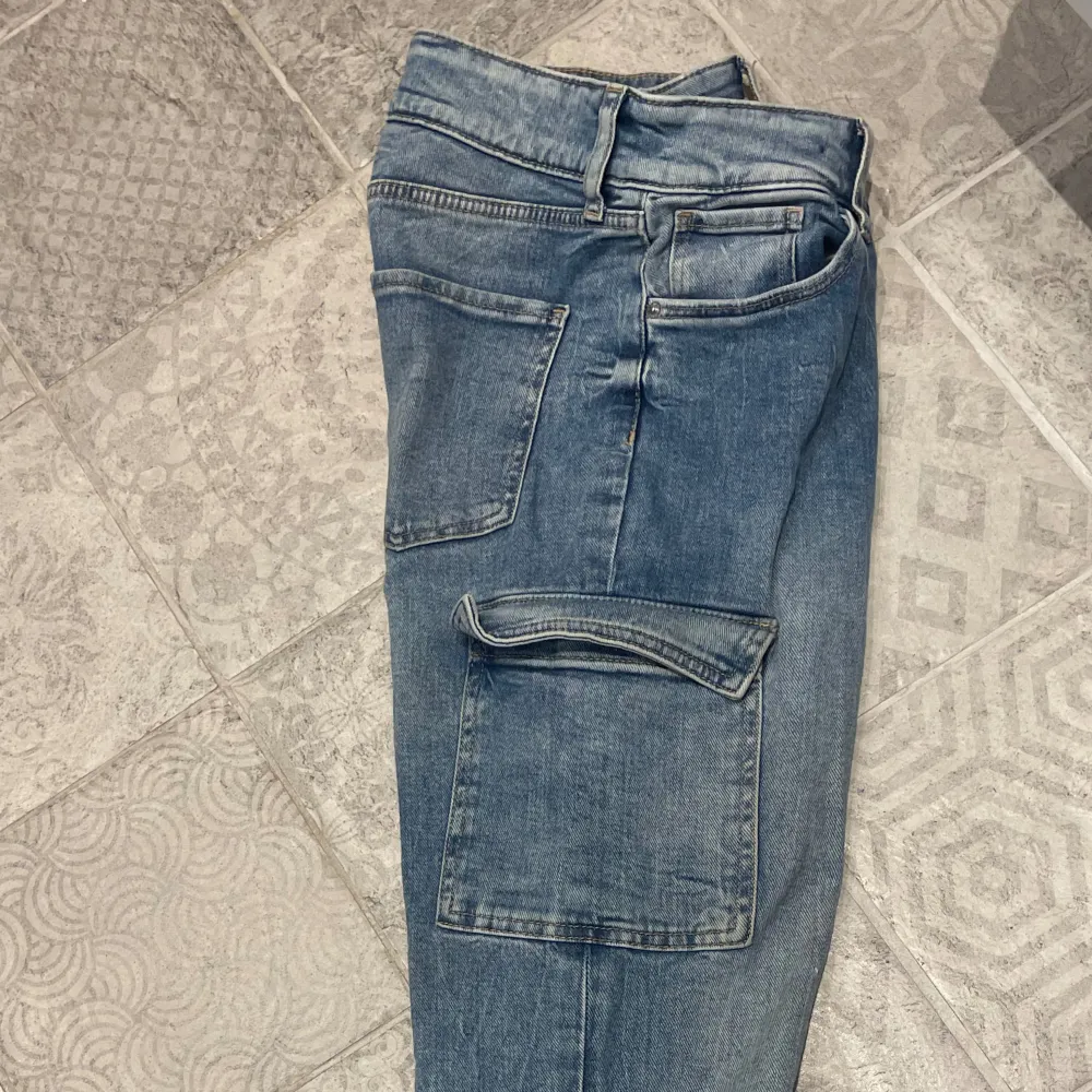 Jeans från hm i storlek 164 men passar precis mig som är ungefär 170cm. Byxorna är i bra skick utom en liten fläck på ena fickan. (Tvättas innan skickas). Jeans & Byxor.