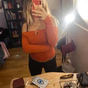 Off the shoulder top - Good condition, thrifted 🧡❤️