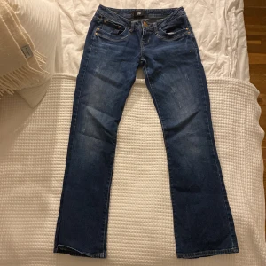LTB jeans - Säljer mina fina LTB jeans i stilen valerie eftersom de är för stora för mig. Endast använda fåtal gånger och har inga defekter, aktuellt nypris är 1139kr.💕Priset kan diskuteras! 