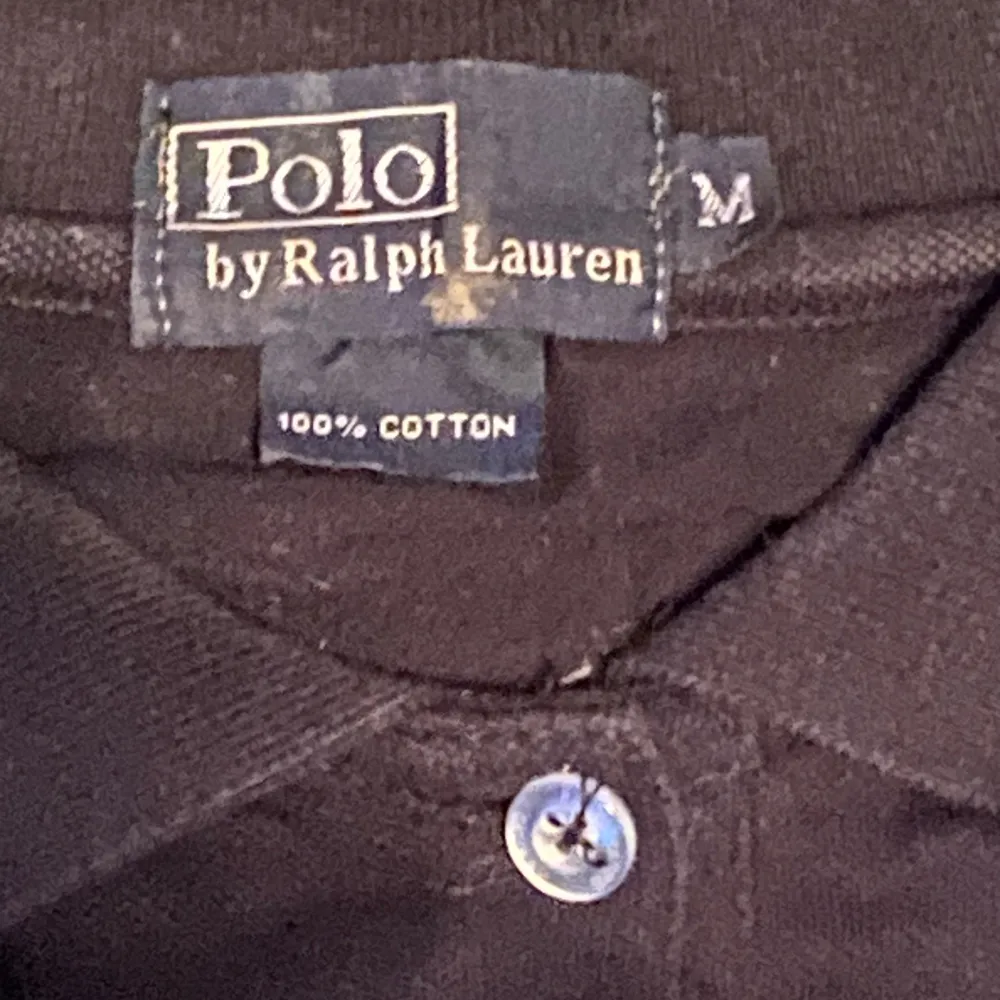 Säljer en Polo Ralph Lauren pikétröja i stolek M (passar för barn mellan 10-12 år) (Detta är en gammal modell därav ser stolekslappen lite äldre än nuvarande)  Pris 500kr, men priset går absolut att diskutera!  . Skjortor.