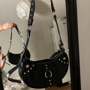 Liten svart hand bag - Säljer min svarta hand väska då jag inte använder, aldrig använt.