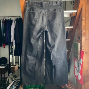 Black Baggy Flared Denim Jeans - Säljer mina handgjorda baggy flared jeans! Storlek 33/32 eller 43cm i midjan, 104cm i längden och 31cm i benöppningen. 183cm lång på bilden. Skriv gärna om du undrar något!