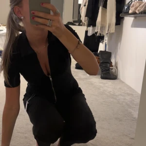 Jumpsuit  - Säljer denna jätte fina byxdressen i jeans då den är för kort i benen för mig (är 180cm lång). Den är bootcut längst ner i benen kan skicka bättre bilder om det skulle behövas. Aldrig använda endast provad💛