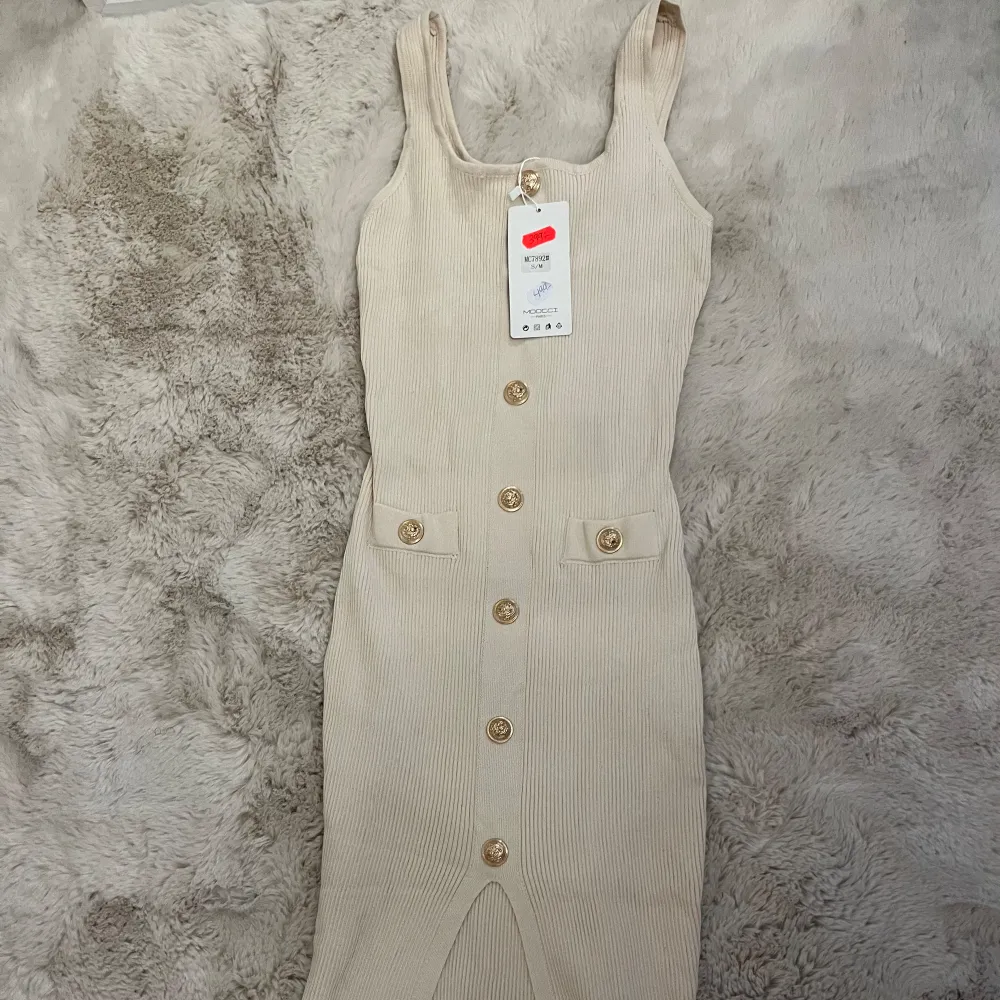 Super fin beige klänning helt oanvänd i storlek S/M. Nypris 399kr.. Klänningar.