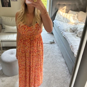 Sommarklänning  - Säljer denna fina klänning från mango i storlek S💕