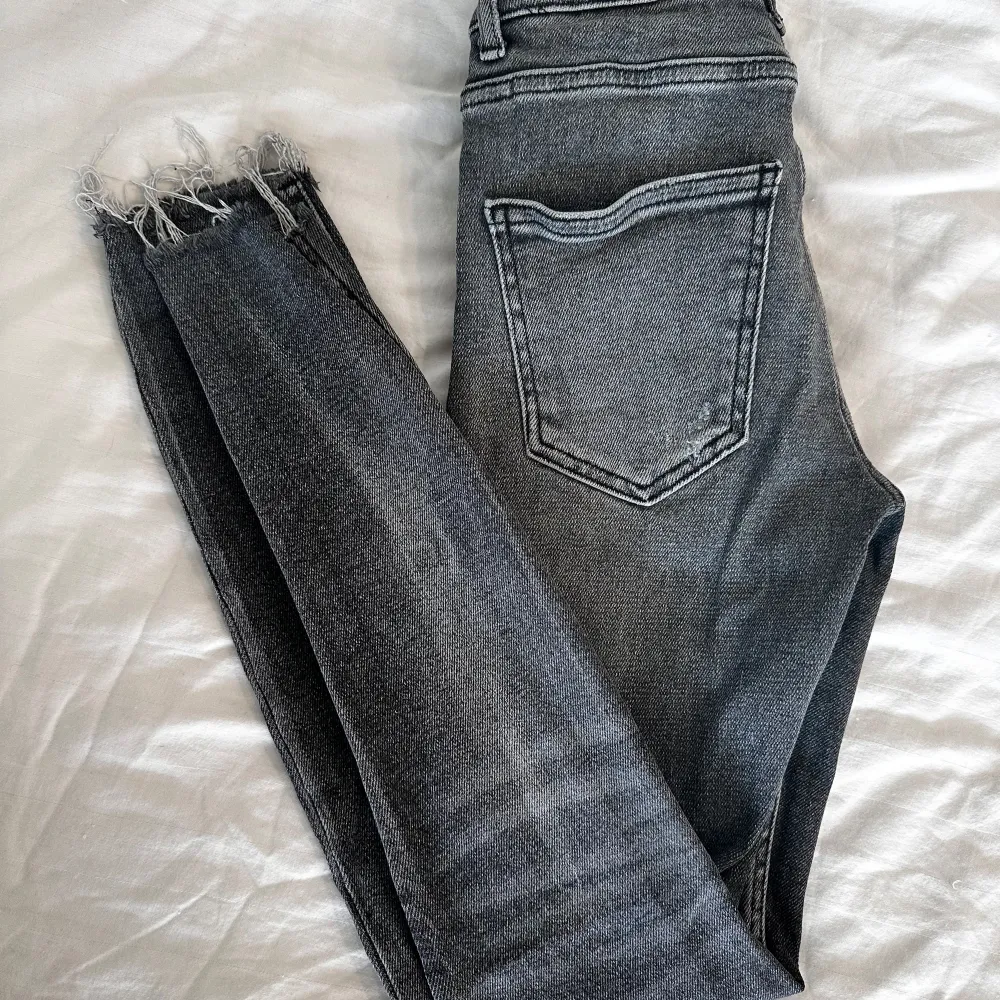 Jeans ifrån zara💕 Stl: 34🫶🏽 Minimalt använda🤍. Jeans & Byxor.