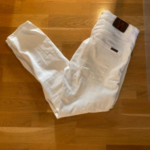 Nudie jeans rivningar  - Säljer de här helt vit Nudie jeansen med rivningar. De är W28 L28. Modellen heter brute Knut. 