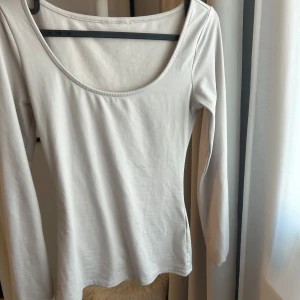 tröja -  Superfin beige färg och jätteskönt mjukt material det går även att vända på tröjan och på så sätt styla den!