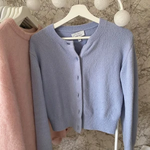 Kofta från &other stories - Supersöt ljusblå kofta från &other stories. Stl xs